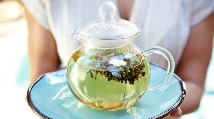 How do the effects of green tea improve skin and health?